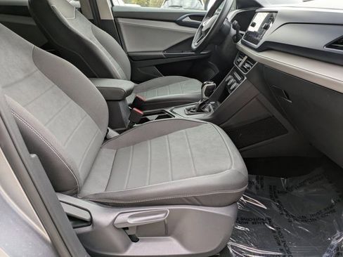Used 2024 Volkswagen Taos SE image 25