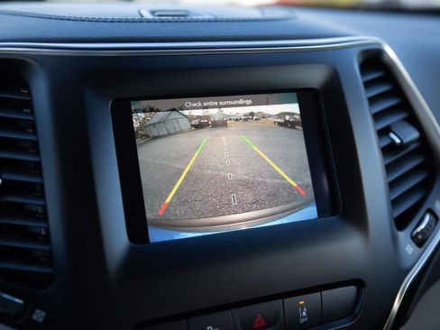 Used 2021 Jeep Cherokee Latitude Plus image 20