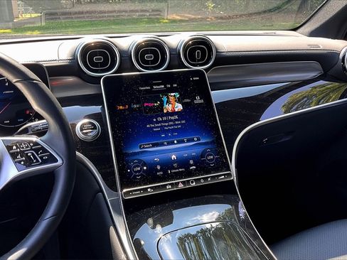 Used 2025 Mercedes-Benz GLC 300 4MATIC image 4