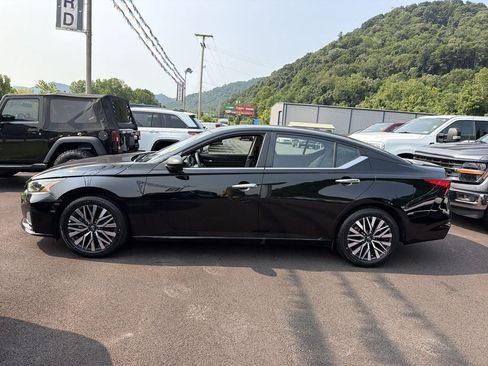 Used 2025 Nissan Altima 2.5 SV FWD image 9