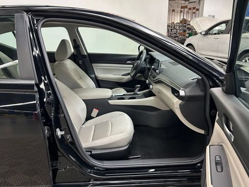 Used 2025 Nissan Altima 2.5 SV FWD image 13