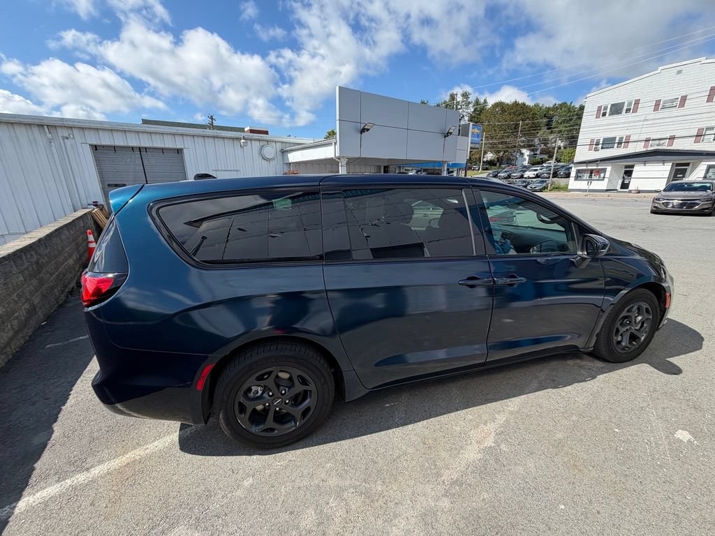 Used 2023 Chrysler Pacifica Touring-L w/ S Appearance Package FWD image 6