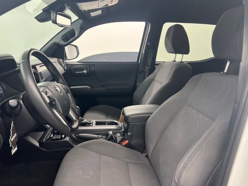 Used 2019 Toyota Tacoma TRD Sport w/ Technology Package image 10