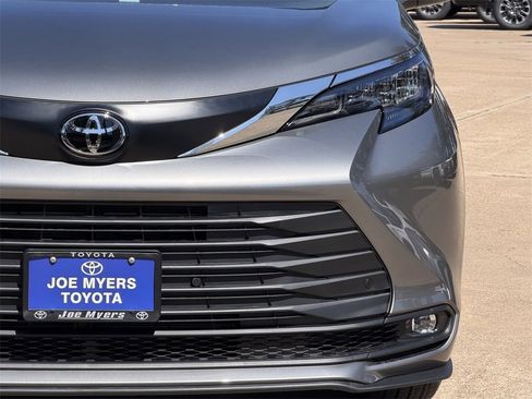New 2026 Toyota Sienna XLE image 4