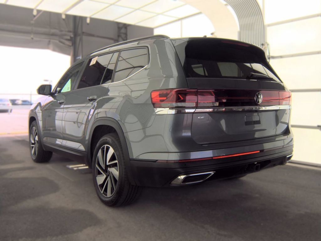 Used 2025 Volkswagen Atlas SE AWD/4WD image 2