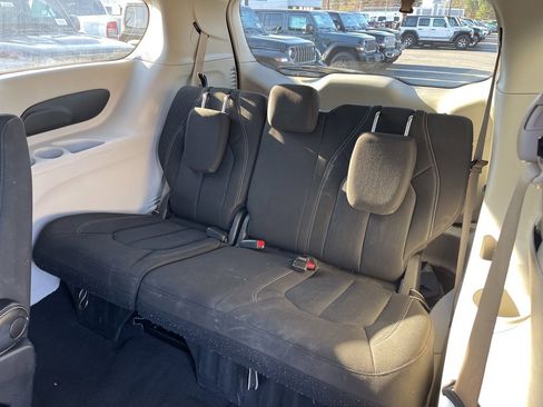 Used 2022 Chrysler Voyager LX image 20