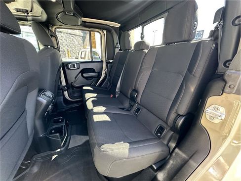 Used 2022 Jeep Gladiator Sport image 16