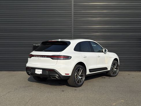 Certified 2025 Porsche Macan AWD/4WD image 8