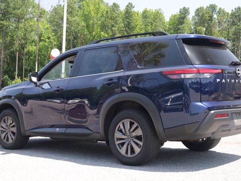 Used 2024 Nissan Pathfinder SV FWD image 3