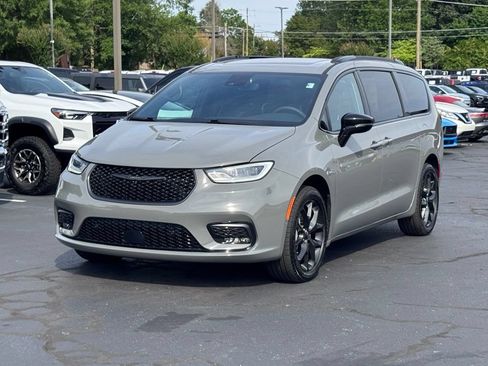 Used 2023 Chrysler Pacifica Limited w/ Uconnect Theater Family Group AWD/4WD image 2