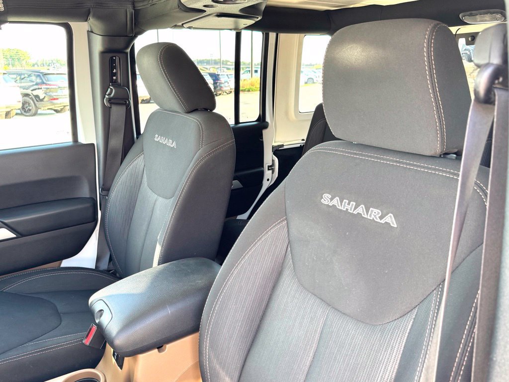 Used 2016 Jeep Wrangler Unlimited Sahara w/ Connectivity Group AWD/4WD image 15
