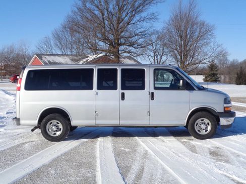 Used 2017 Chevrolet Express 3500 LT w/ LT Preferred Equipment Group RWD image 5