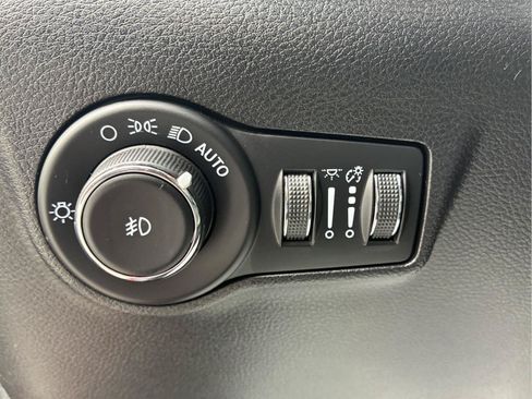 Used 2023 Jeep Compass Latitude AWD/4WD image 18