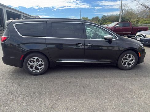 Used 2023 Chrysler Pacifica Limited image 18