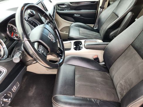 Used 2019 Dodge Grand Caravan SXT FWD image 12