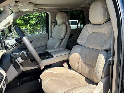 Used 2019 Lincoln Navigator Reserve AWD/4WD image 11