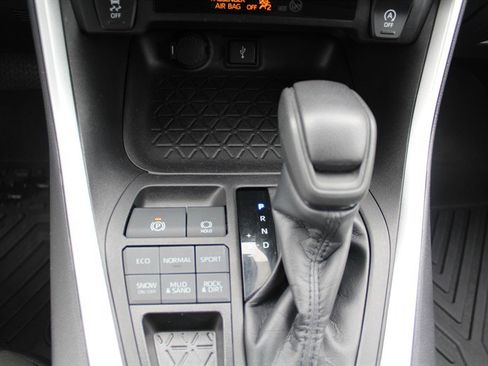 Used 2022 Toyota RAV4 XLE AWD/4WD image 13