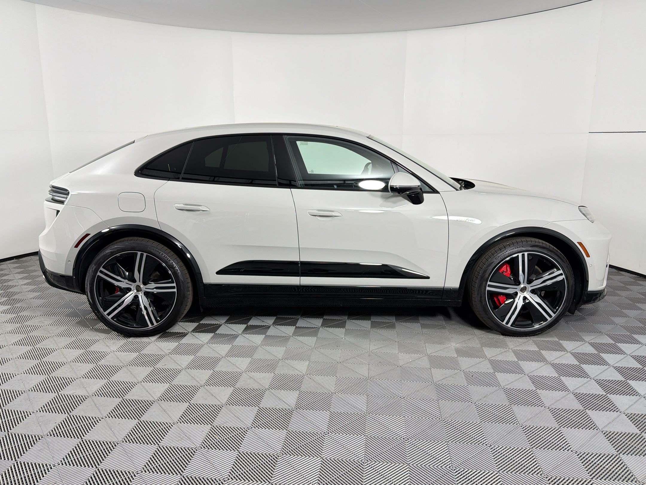 Used 2026 Porsche Macan Turbo Electric AWD/4WD image 8