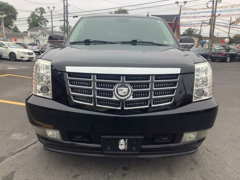 Used 2011 Cadillac Escalade Luxury image 2