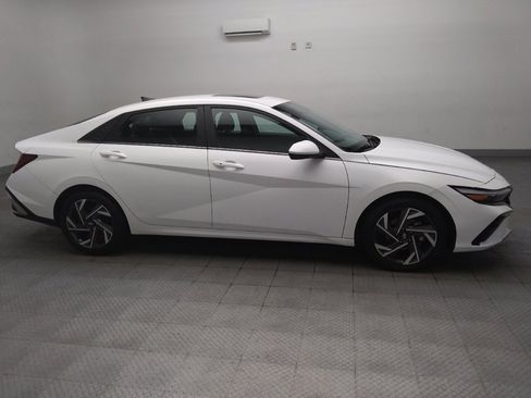 Used 2025 Hyundai Elantra SEL FWD image 11