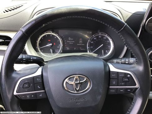 Used 2022 Toyota Highlander XLE FWD image 14