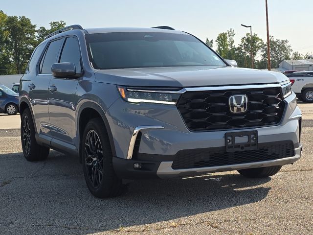 Used 2025 Honda Pilot Touring image 7