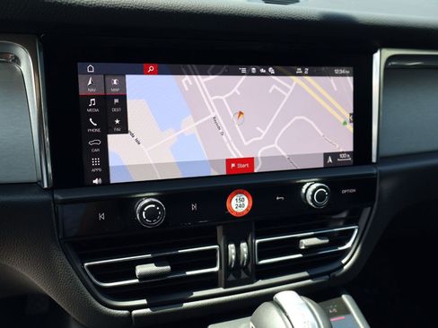 Certified 2026 Porsche Macan AWD/4WD image 18