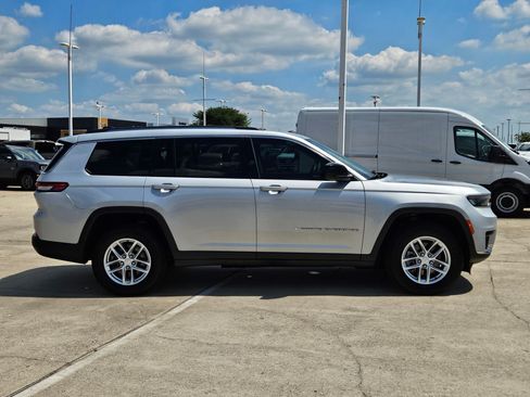 Used 2022 Jeep Grand Cherokee L Laredo w/ Luxury Tech Group I AWD/4WD image 2