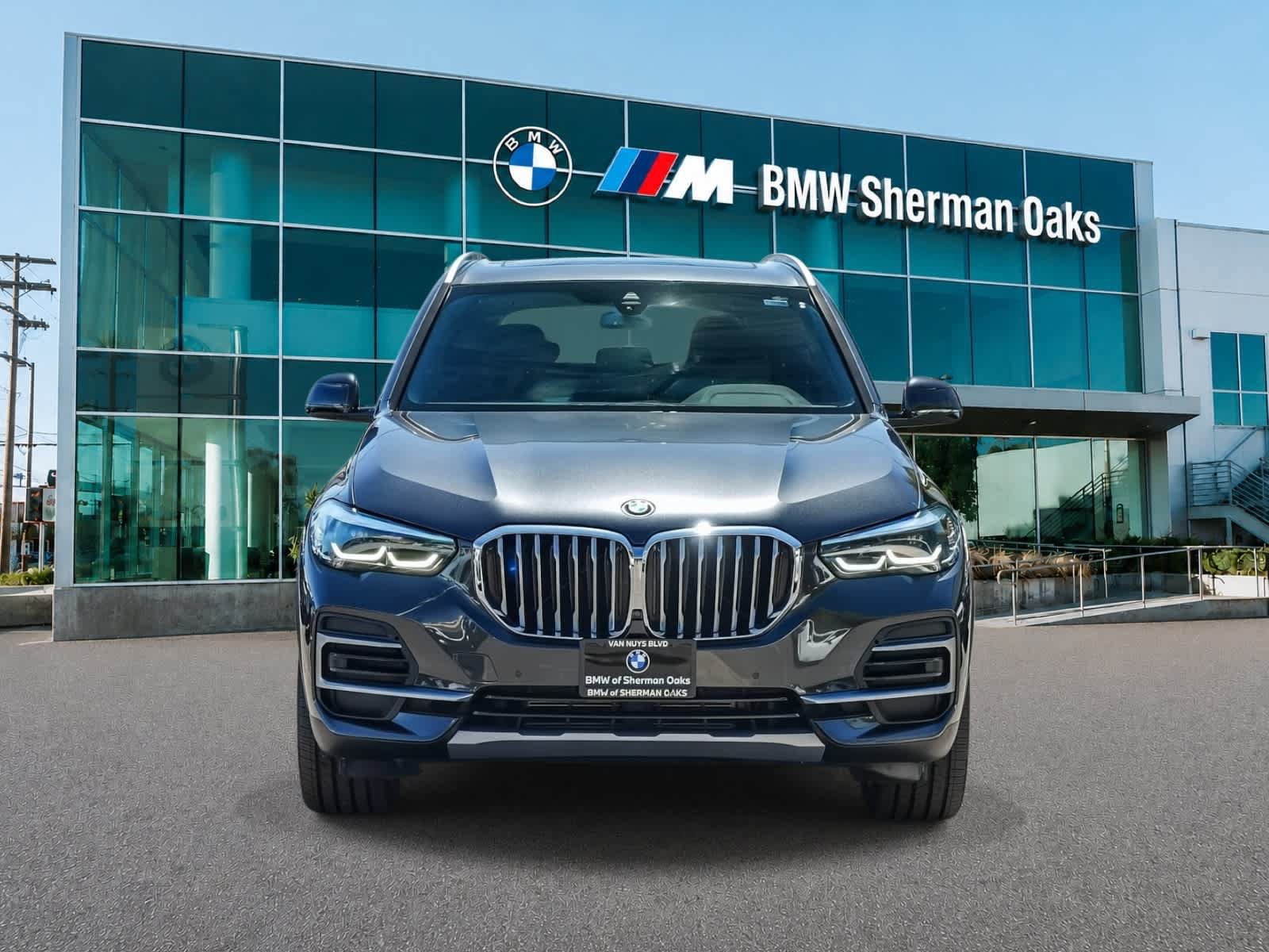 Used 2023 BMW X5 xDrive40i w/ Parking Assistance Package AWD/4WD image 2