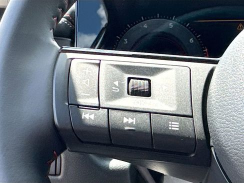 Used 2025 Nissan Kicks SR image 9