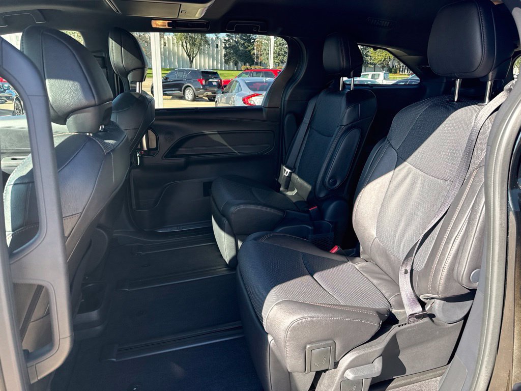 Used 2026 Toyota Sienna Limited AWD/4WD image 10