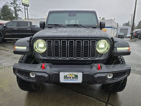 Used 2025 Jeep Gladiator Rubicon image 2