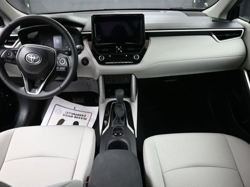 Used 2025 Toyota Corolla Cross LE AWD/4WD image 18
