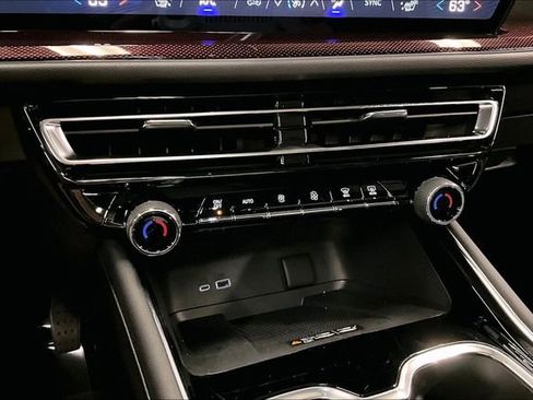 Used 2025 Chevrolet Traverse Z71 AWD/4WD image 32