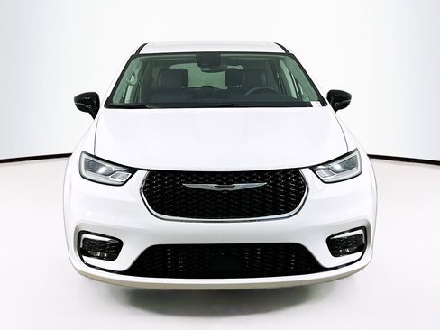 Used 2024 Chrysler Pacifica Touring-L FWD image 2