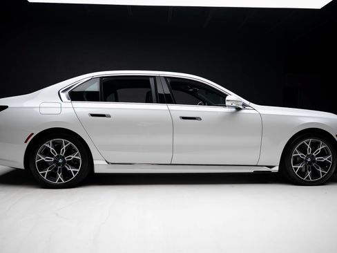 Used 2023 BMW i7 xDrive60 AWD/4WD image 35