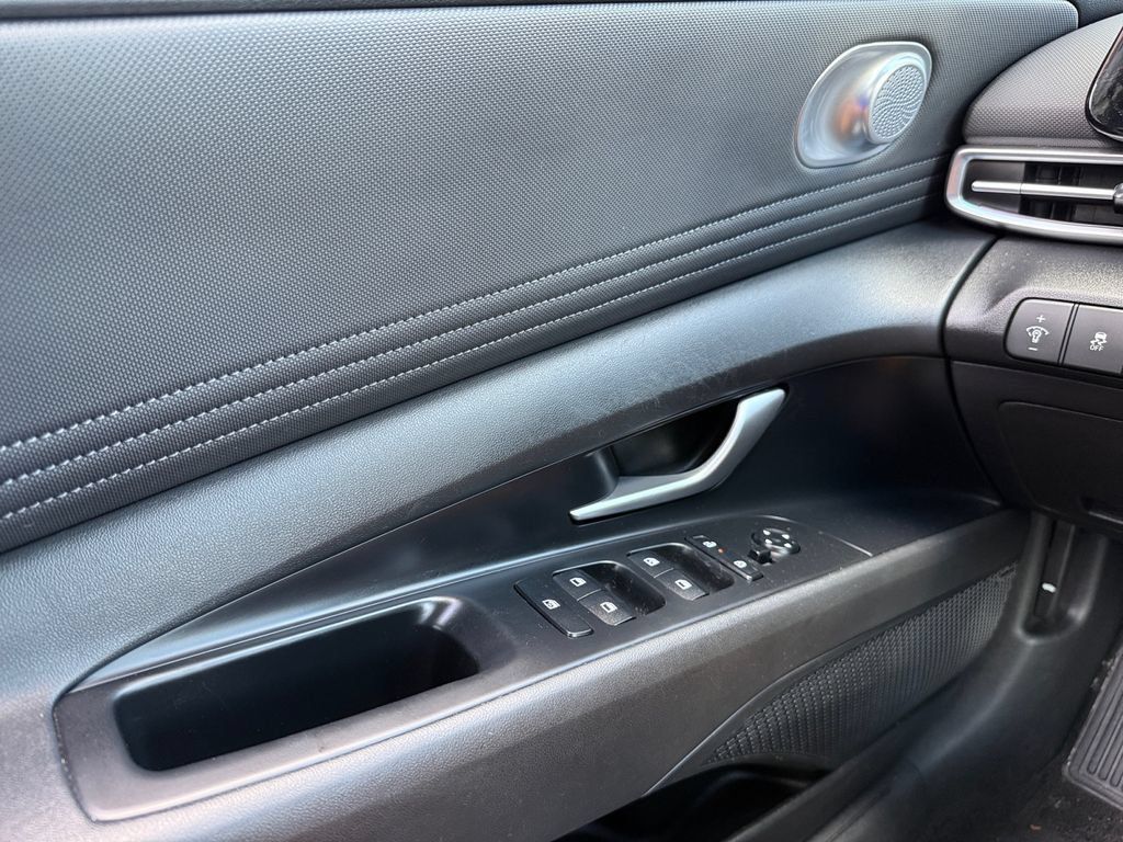 Used 2025 Hyundai Elantra Limited FWD image 21