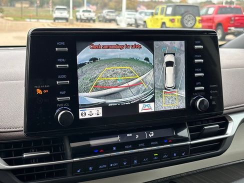 Used 2023 Toyota Sienna Platinum image 24
