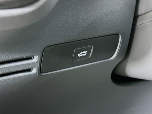 Used 2023 Volvo XC40 Recharge Plus image 10