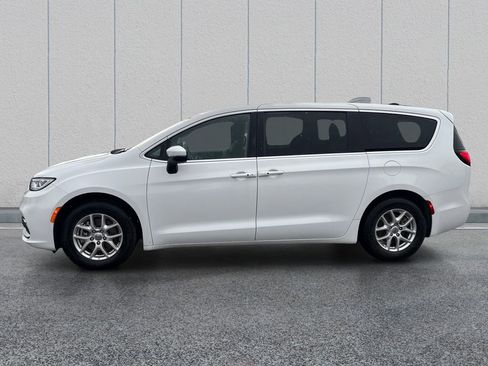 Used 2023 Chrysler Pacifica Touring FWD image 4