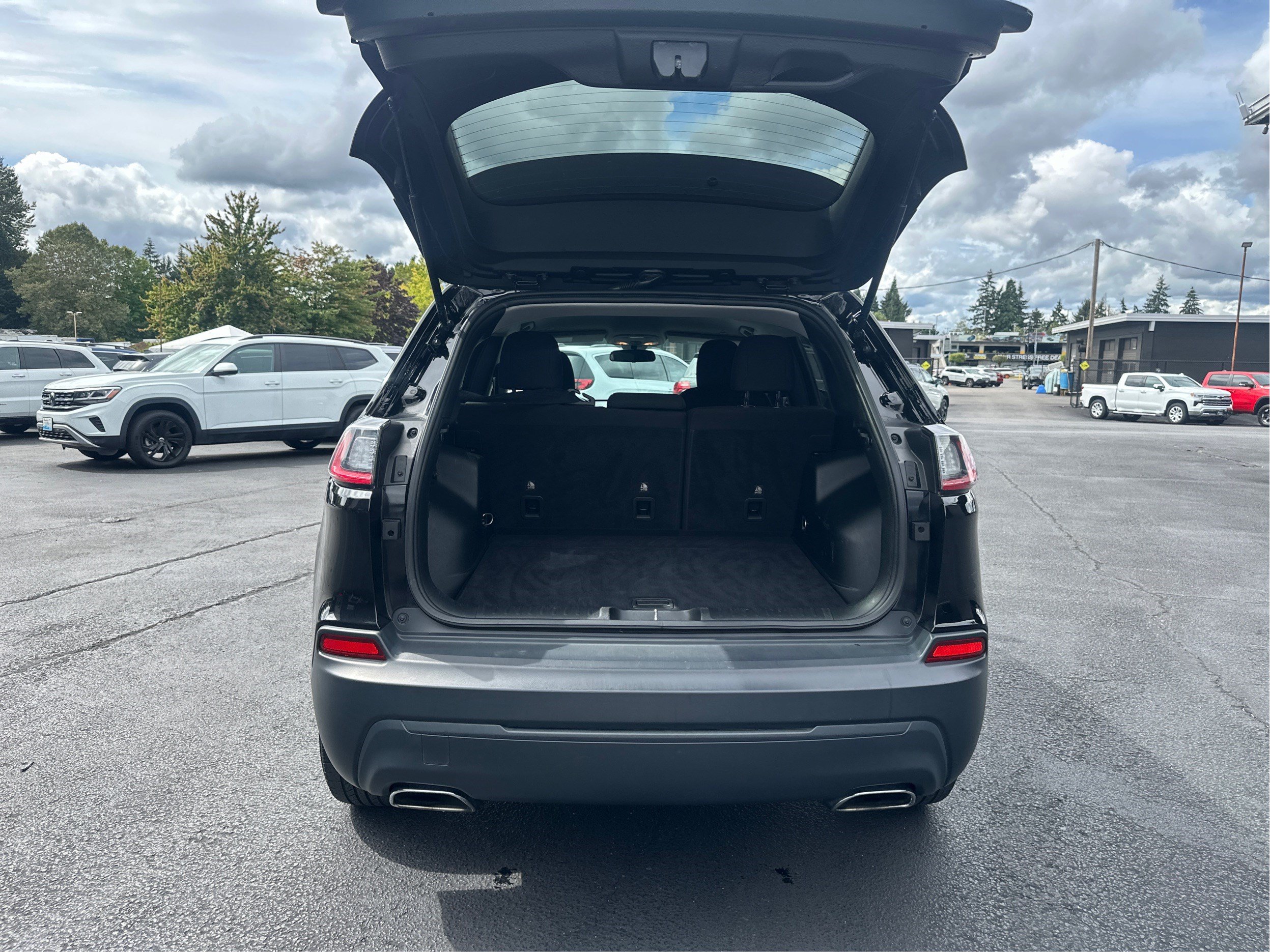 Used 2019 Jeep Cherokee Latitude w/ Cold Weather Group AWD/4WD image 11
