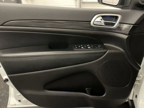 Used 2020 Jeep Grand Cherokee Laredo image 16