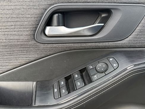 Used 2022 Nissan Rogue SV image 11