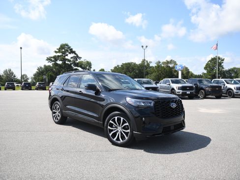 Used 2025 Ford Explorer ST-Line AWD/4WD image 2
