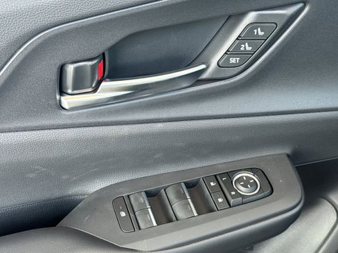 Certified 2025 Toyota Prius Plug-In Hybrid image 14