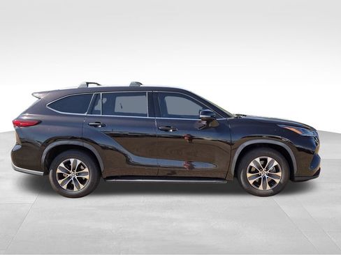 Used 2022 Toyota Highlander XLE FWD image 5