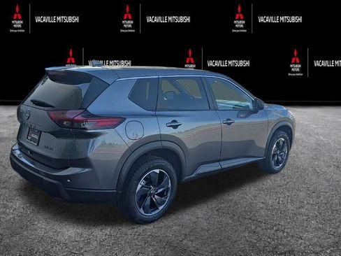 Used 2024 Nissan Rogue SV AWD/4WD image 3