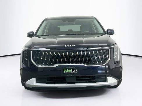 Used 2025 Kia Carnival FWD image 2