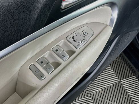 Used 2025 Genesis G70 2.5T RWD image 15