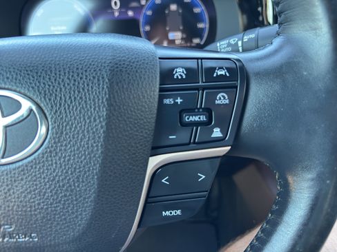 Used 2023 Toyota Crown Limited image 21